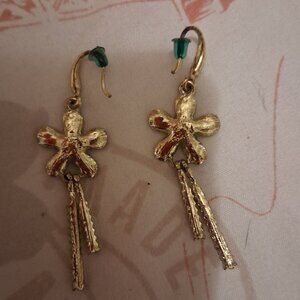 NEW GOLD TONE FLOWER EARRINGSfinal price pls no more discounts struggling diaab